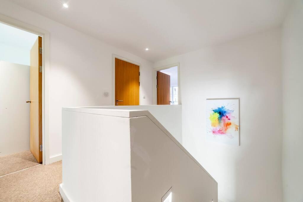 Stunning New 3 Bdr Duplex Wbalcony, East London Apartamento Exterior foto