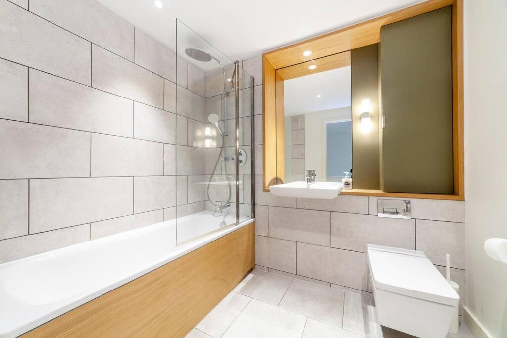 Stunning New 3 Bdr Duplex Wbalcony, East London Apartamento Exterior foto