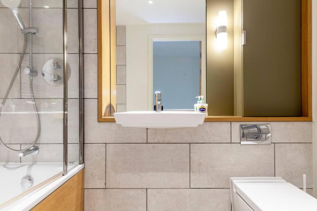 Stunning New 3 Bdr Duplex Wbalcony, East London Apartamento Exterior foto